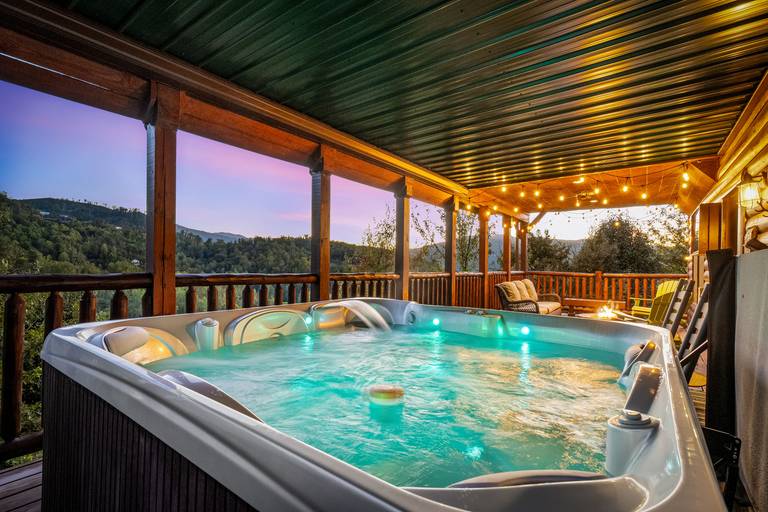 cabin rentals with hot tubs in gatlinburg tn at night